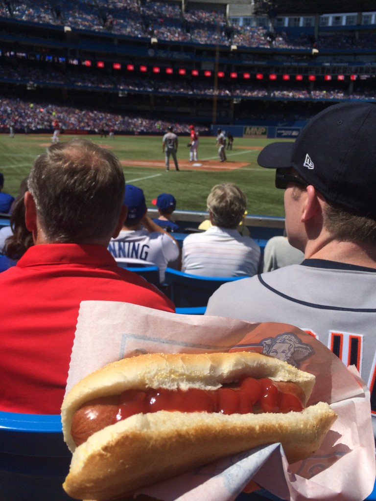 Mange un hot dog, sois canadienne ! / Eat a hot dog be canadienne!